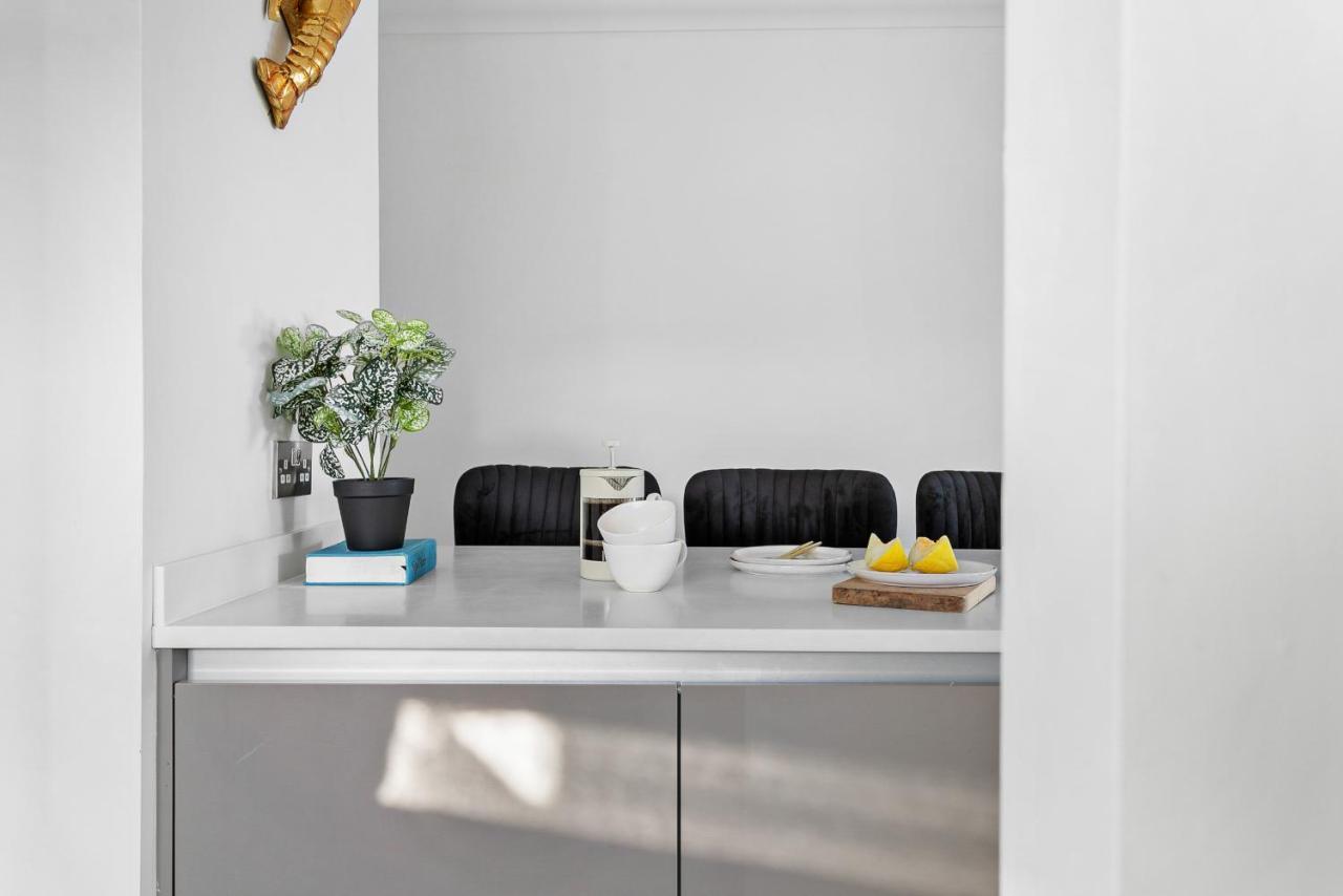 The Seaview Suites At The Corbyn Apartments Торки Экстерьер фото